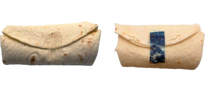 Burritos mit Klebeband - links fast unsichtbar, rechts mit blauer Farbe eingefärbt.