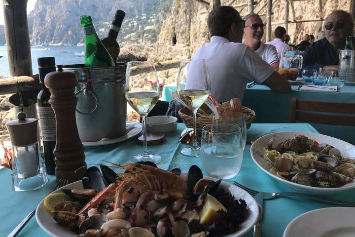 Sonne und Meer tankt man am besten im »Beach Club La Fontelina«. Das dazugehörende Restaurant hat nur mittags offen.