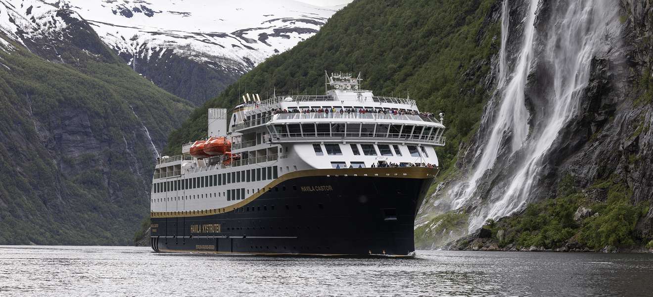 Die Havila Castor auf klimafreundlicher Fahrt im Fjord.