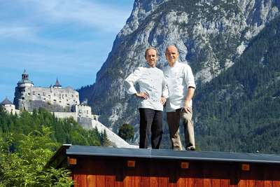 Ein Besuch bei Karl und Rudi Obauer, den beiden Spitzenköchen aus Werfen, verspricht und erfüllt kulinarische Höhenflüge.
