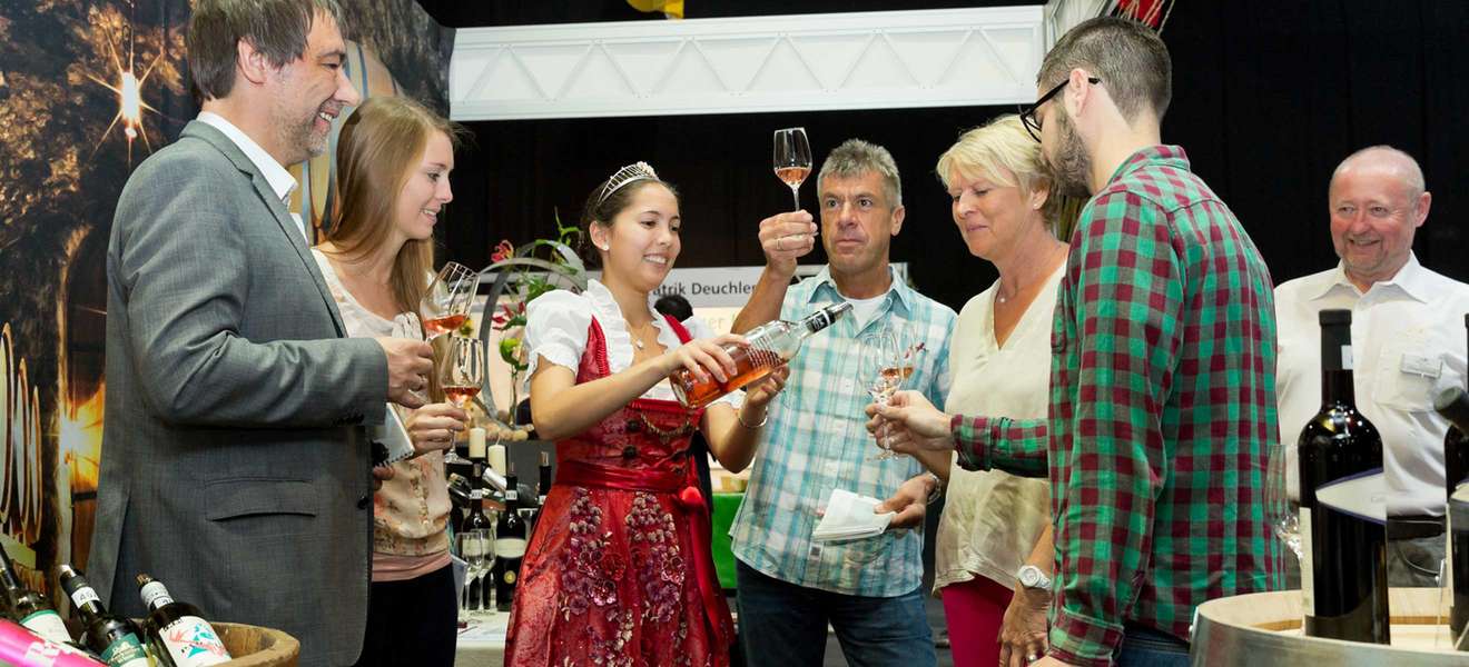 Eva Harter, Oberkircher Weinprinzessin, auf der Weinmesse 2015.