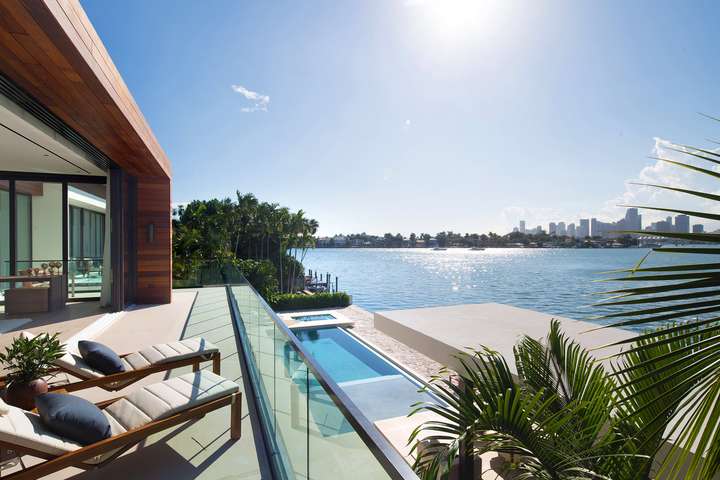 Die weitläufige Raumaufteilung verdankt die »Casa Clara« in Miami Beach den Interior-Profis von Henge. Ihr Design wirkt bis an den Pool. Nah und Fern verschmelzen miteinander und machen die sich auf­türmende Skyline der Stadt förmlich greifbar.