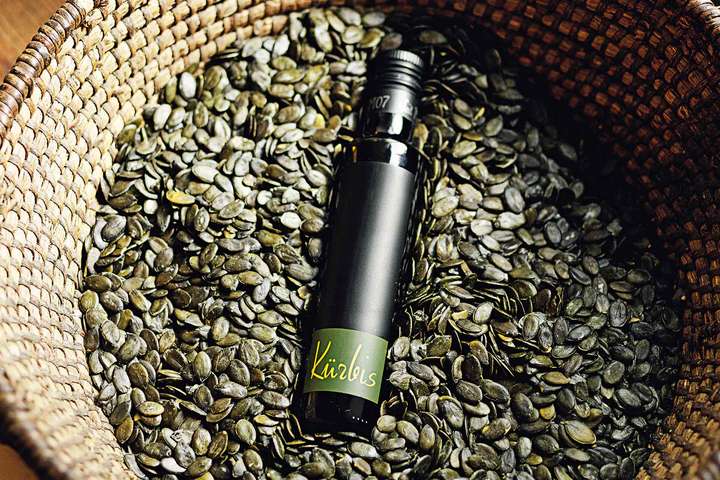 Kernöl. Aus den gerösteten Samen des Öl-Kürbis wird ein dunkles, grünes, dickflüssiges Öl mit einem eigenwilligen und nussigen Geschmack. Typisch steirisch eben.