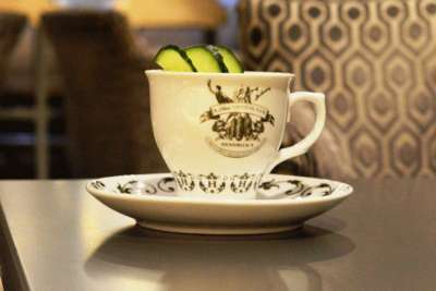 Gin aus Teetassen schlürfen – eine Hommage an die viktorianischen Damen.