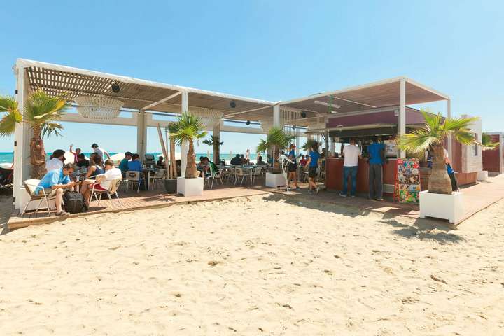 »Bambú Beach Bar«: coole Loungemusik und frische Drinks direkt am Meer. / Foto: beigestellt