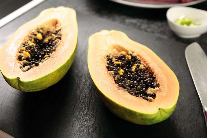 Für dieses Rezept werden Fruchtfleisch und Kerne der Papaya verwendet.
