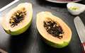Für dieses Rezept werden Fruchtfleisch und Kerne der Papaya verwendet.