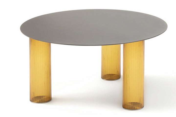Designer Sebastian Herkner hat Tisch »Echino« für Zanotta bildschön kreiert. Hergestellt wird er aus mehrschichtigem Glas. zanotta.it