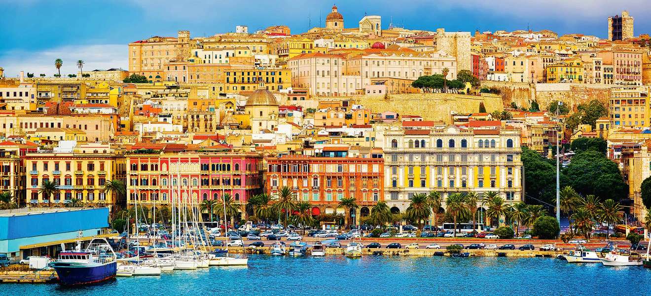 Die pittoreske Inselhauptstadt liegt direkt am Golf von Cagliari, der auch »Golf der Engel« genannt wird.