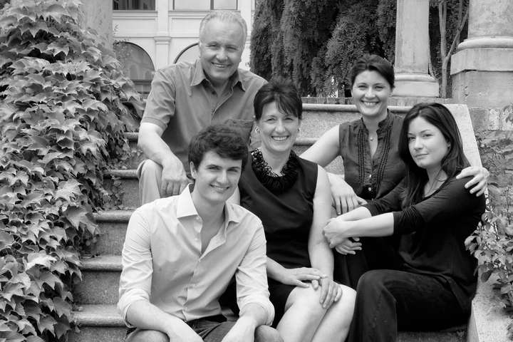 Die Kraft der Familie: Angelo Gaja mit Frau Lucia und den Kindern Giovanni, Gaia und Rossana. Alle arbeiten tatkräftig im Betrieb mit.
