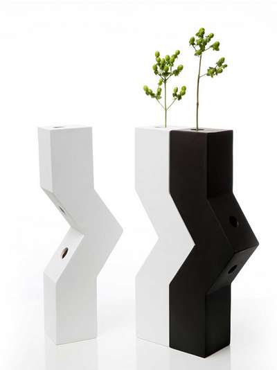 In der »Duo Vase« aus Keramik ist pro Vase Platz für eine Blume. Ein geometrisch gewitztes Statement.