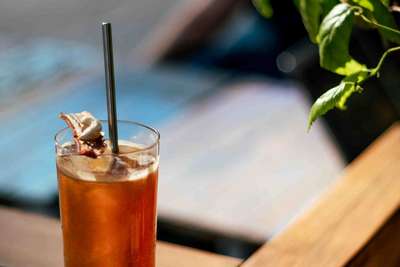 Don’t be nuts – Cocktail mal anders: mit Kaffee und Cashewnüssen infusioniertem Tonic.