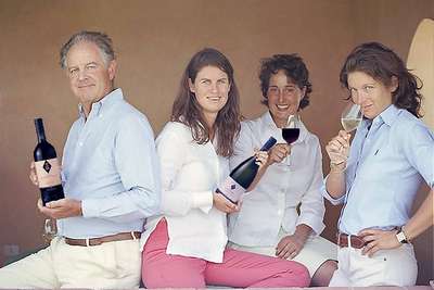 Der Marchese Piero Antinori, Chef der toskanischen Weindynastie, mit seinen Töchtern Albiera, Allegra und Alessia.