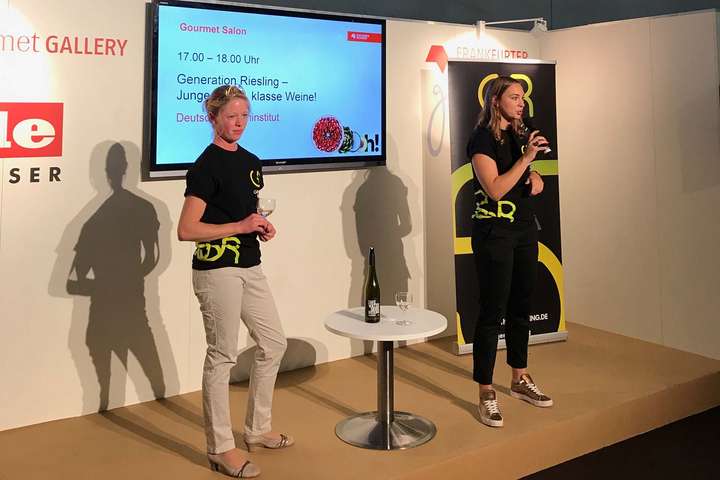 Die frisch gekrönte Weinprinzessin Charlotte Freiberger (links) moderierte die Weinverkostung der Generation Riesling.