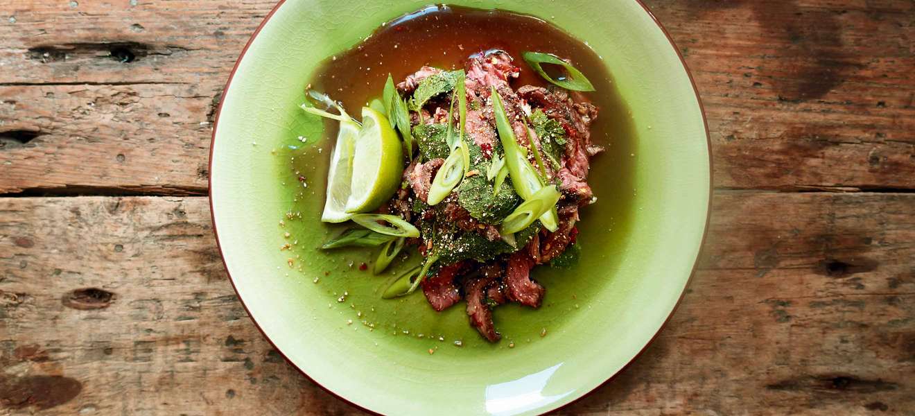 Waterfall Salad Nam Tok Nuea: Rindfleischsalat mit geröstetem Klebreis und Minze
