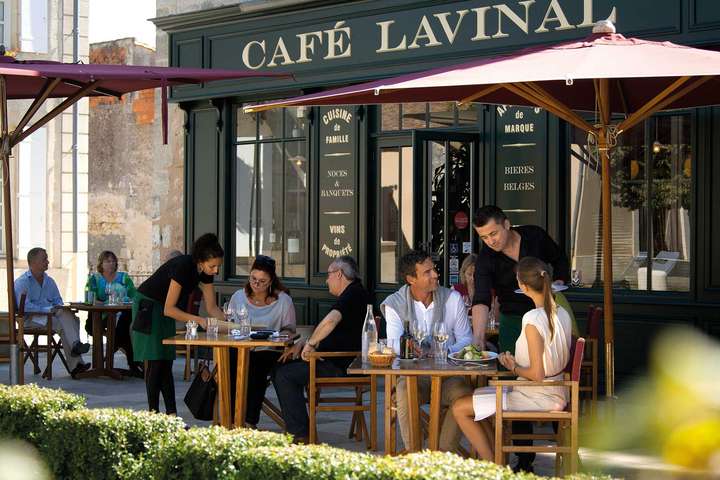 Gehobene Brasserieküche bietet Winzer Jean-Michel Cazes in seinem »Café Lavinal« – und natürlich eine großartige Weinkarte. / Foto: beigestellt