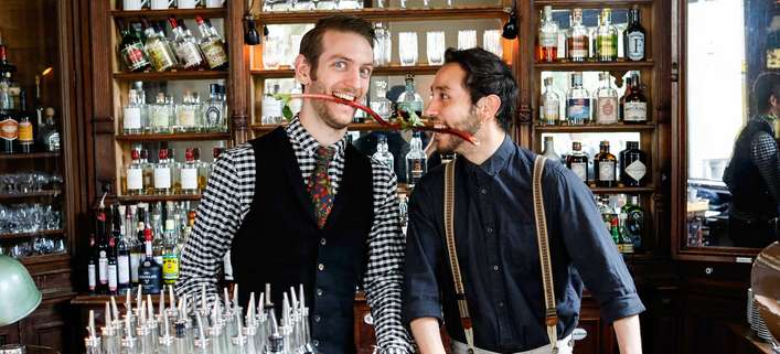 Das Bar-Team im »ORA«, einer Bar und Brasserie in einer alten Berliner Apotheke aus dem 19. Jahrhundert: Ruben Neideck (links), Chef de Bar und Atilla Jakupoglu.