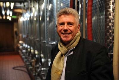 Tom Drieseberg von den Weingütern Wegeler schenkt seine Weine persönlich aus.