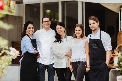 »Restaurant Kuppelrain«: Jörg und Sonya Trafoir (2. und 3. v. l.) sind Gastgeber aus Liebe und Leidenschaft. Inzwischen ist im Restaurant in Kastelbell auch die nächste Generation am Werk.