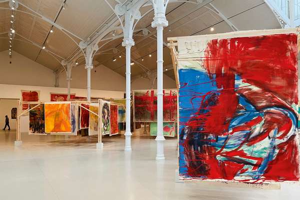 Traum in Rot: Das Museo Reina Sofía zeigt die Farbwelten der argentinisch-schweizerischen Künstlerin Vivian Suter.