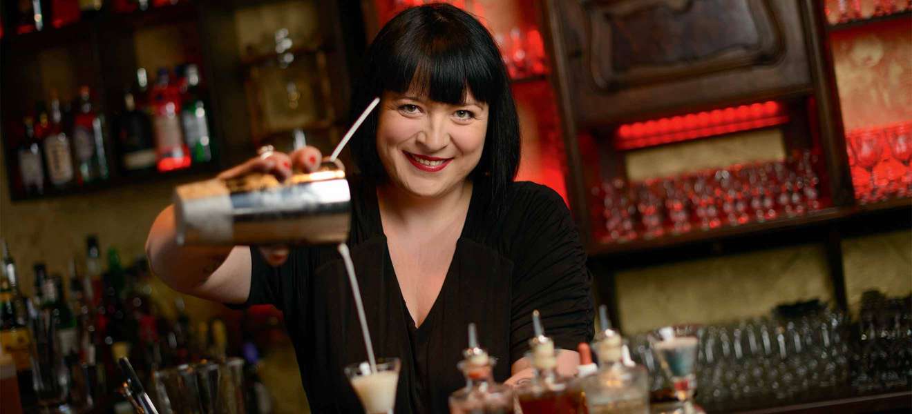 Barfrau des Jahres ist Betty Krupsa, die in ihrer »The Chug Club Bar« in Hamburg kreative Cocktails mixt.