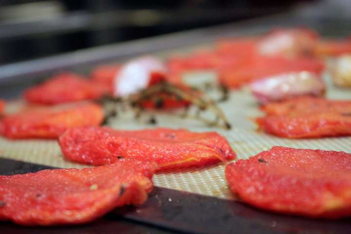 Die Tomaten werden 2,5 Stunden im Backofen getrocknet.