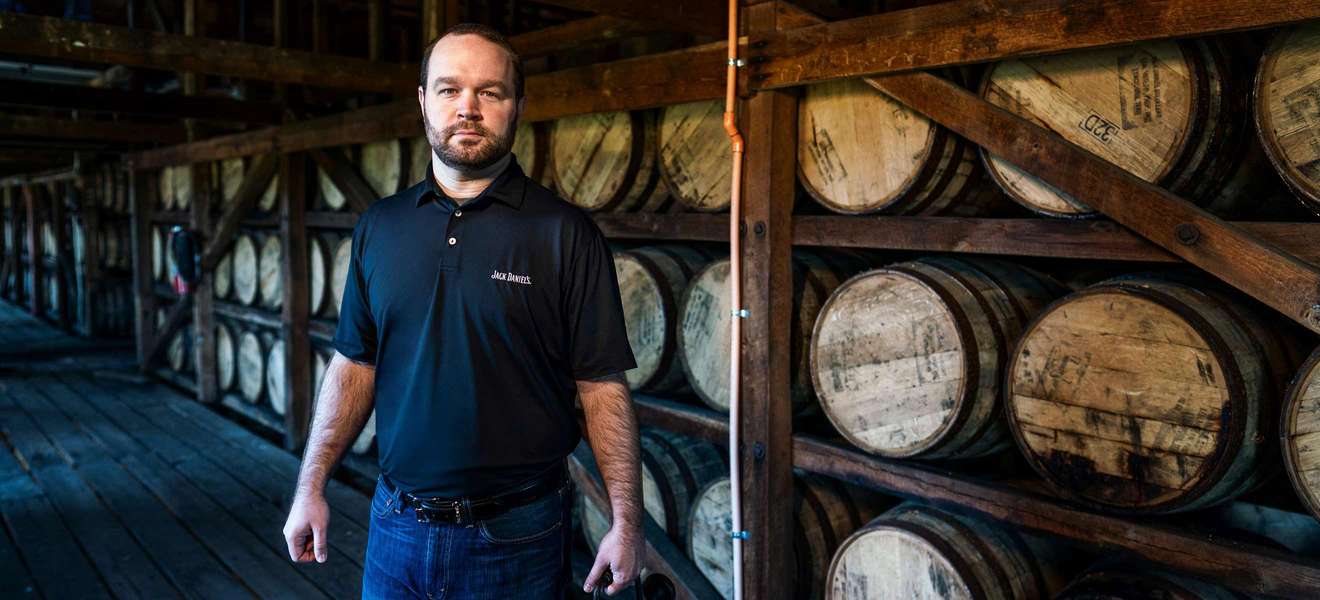 Chris Fletcher in den Lagerräumen der Destillerie Jack Daniel's Whisky