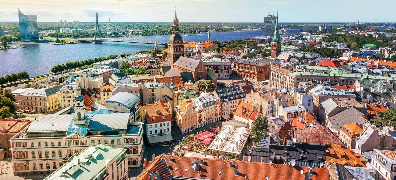 Ein Blick über die prachtvolle Altstadt Rigas voller Cafés, Restaurants, Shops und Wahrzeichen wie Dom und Schloss.