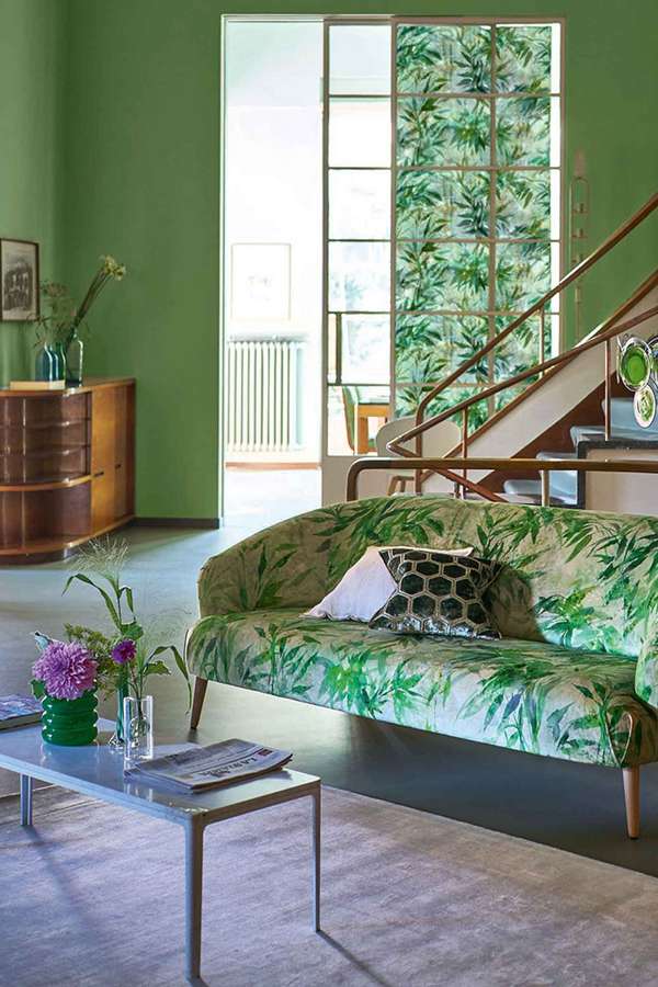 Der Bezugstoff »Jardin Chinois Jade« wirkt mit dekorativem Bambus-Motiv auf dicht  gewebtem, bedrucktem Samt. Design: asiatische Kunst des 19. Jahrhunderts! designersguild.com