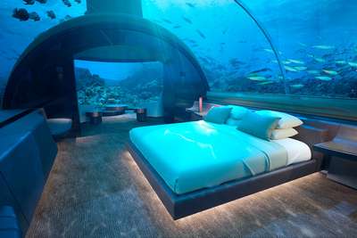 Auch unter Wasser kann man prächtig posen. Hier im Conrad Rangali Resort auf den Malediven.