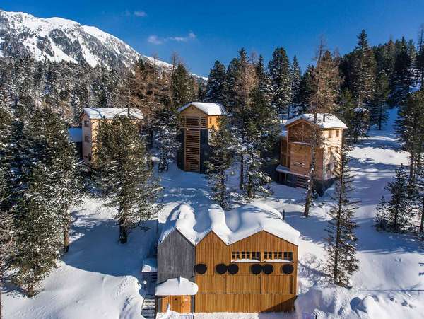 Jedes Haus ist individuell und bietet reichlich Platz für Familie und Freunde, inklusive eigener Sauna. Das Skigebiet Turracher Höhe vor der Haustür kombiniert Bergeinsamkeit mit Wintersport. crazyhollmann.com