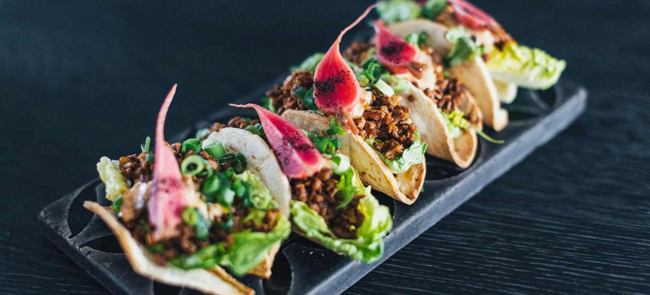 Vegane Tacos mit Salatherz und gepickelte Radieschen