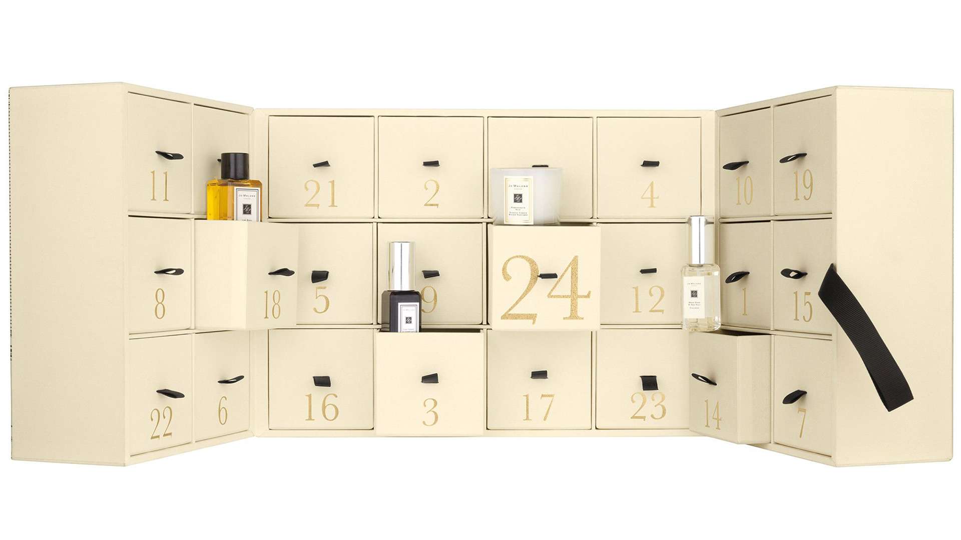 Für vorweihnachtliche Freuden sorgt Jo Malone mit einem Kalender voll Duschgels, Parfums und Kerzen. Abgesehen vom exklusiven Inhalt begeistert auch das Design des Produkts. jomalone.eu​​​​​​​