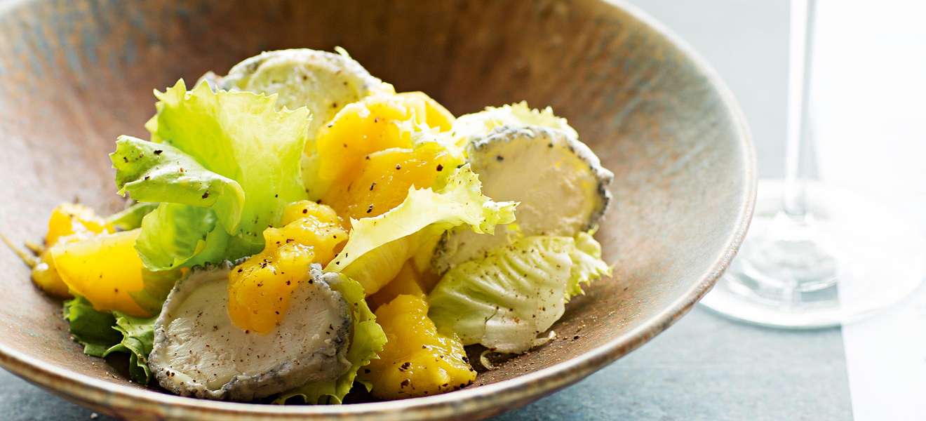 Salat von Gelber Bete mit Endivie, Mango und Ziegenkäse