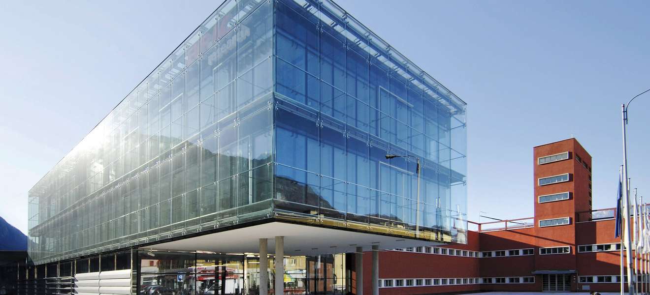 Zwischen Moderne und Tradition: Der Bau der Europäischen Akademie Bozen verknüpft die denkmalgeschützten Altbauten mit neuen Glaselementen.