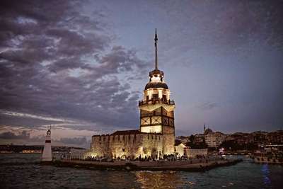 Auf der Restaurantinsel speist man romantisch mitten im Bosporus.