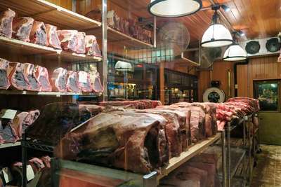 In »Gallaghers Steakhouse« kann man das Fleisch in der Kammer neben dem Eingang beim Reifen beobachten.