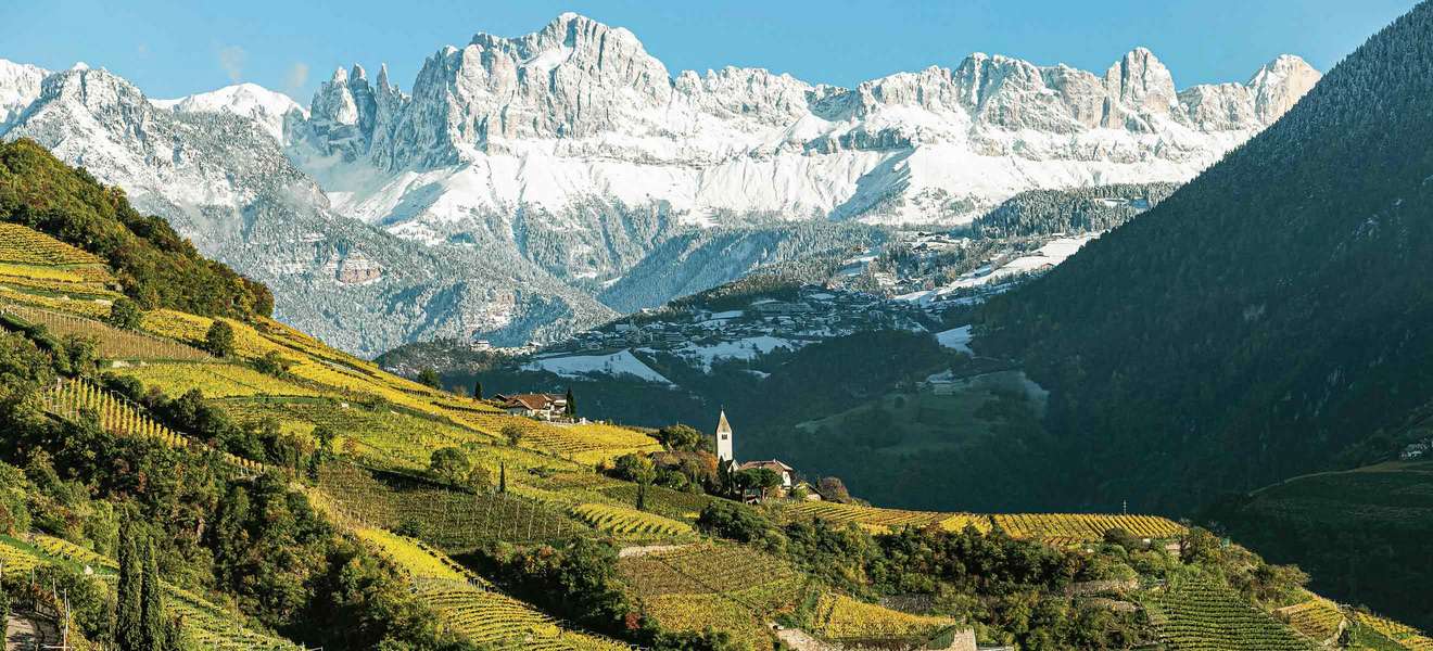 Steile Weinberge und Alpengipfel: Der große Unterschied zwischen Tages- und Nacht-temperaturen bringt Frische und Aromenreichtum in den Wein.