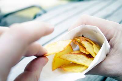 Kartoffel-Chips mit Chili-Limetten-Dip