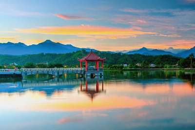 Sonnenaufgang über dem Meinong-See: Während die Westküste dicht besiedelt ist, wartet im Hinterland ganz viel Natur. 