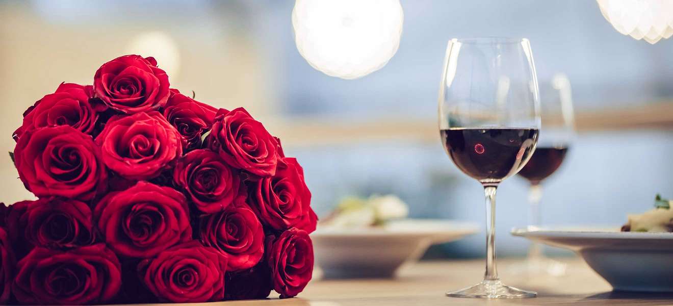 Valentinstag Dinner, romantisch, Rosen, Rotwein