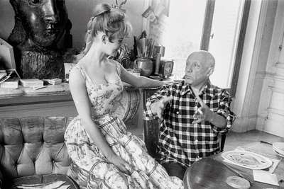 Brigitte Bardot besucht Pablo Picasso in seinem Studio in Valauris (1956). 