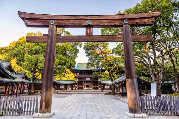 Der Meiji-Schrein liegt mitten in der Stadt und ist ein wunderbarer Ort, um sich nach dem langen Flug einmal in Ruhe die Beine zu vertreten.