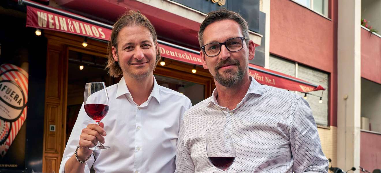 Verkaufen spanische Weine online und über ein wachsendes Filialnetz: Christopher Maaß (l.) und Alexander Wendt.