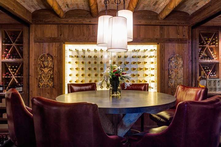 Die Restaurants des »Alpina Gstaad« – das »Megu« und das »Sommet« – profitieren von einem exzellenten Weinkeller.