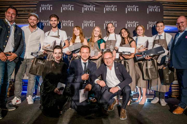Die Finalisten der Kategorie »Gastgeber« 2021 mit Alexandra Gorsche und Heimo Jessenko, die 2015 den Young Talents Cup ins Leben gerufen haben.