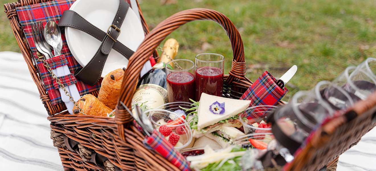 Die »Ganymed Brasserie« in Berlin bietet Picknickkörbe mit französischen Spezialitäten zum Mitnehmen an.