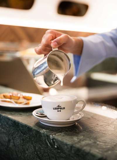 »Herr Leopold« serviert herrlichen Kaffee.