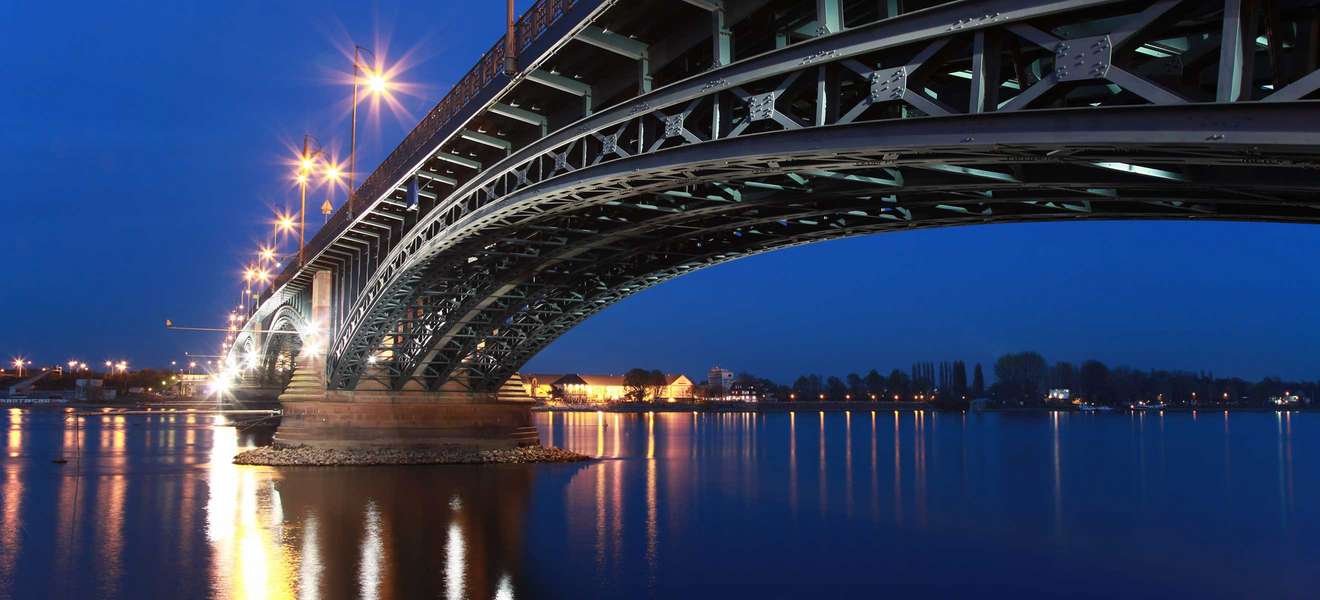 Die Theodor-Heuss-Brücke zwischen Mainz und Wiesbaden