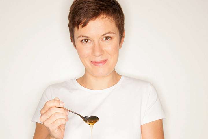 Viktoria Schmidt unterstützt mit ihrem Start-up Hobbyimker. Sie hat eine Honig-Verpackung entwickelt, die in jeden Briefkasten passt.